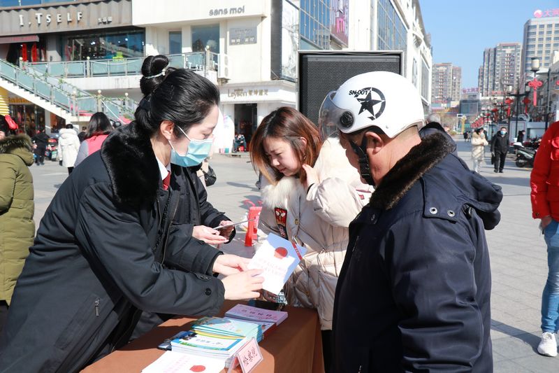 射阳县检察院蓝纸鹤现场普法进广场